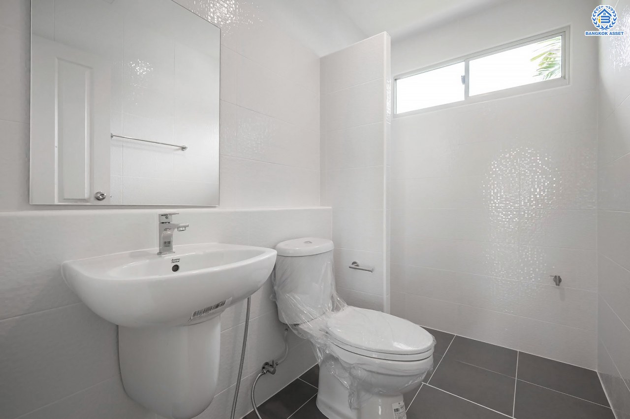 บ้านมือสองตกแต่งใหม่ แบรนด์สุดหรู L&H โครงการ มัณฑนา แจ้งวัฒนะ-ราชพฤกษ์ เนื้อที่ 57.9 ตร.ว. ฟังก์ชัน 3 ห้องนอน 3 ห้องน้ำ จอดรถได้ 2 คัน ทำเลเดินทางเข้า-ออกเมืองสะดวก เชื่อมต่อถนนชัยพฤกษ์แจ้งวัฒนะ ถนนราชพฤกษ์ ใกล้รถไฟฟ้าสายสีชมพู "สถานีปากเกร็ด" ใกล้ "โรบินสันไลฟ์สไตล์"